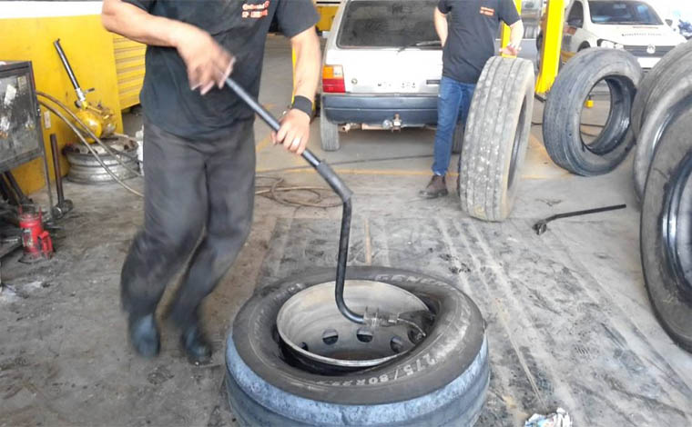 Empresa de Sete Lagoas tem vaga aberta para borracheiro