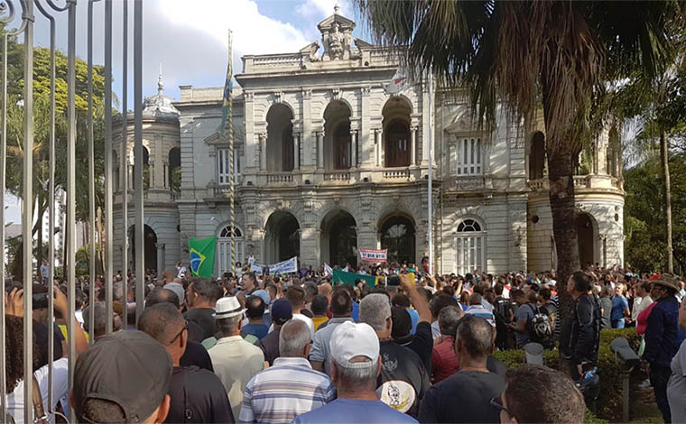 Servidores da Segurança invadem Palácio da Liberdade em protesto