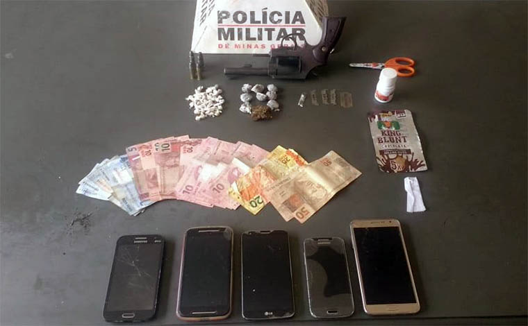 Foto: PMMG - Quatro pessoas foram presas em uma residÃªncia onde havia maconha e crack prontos para a venda; Um dos autores conseguiu fugir