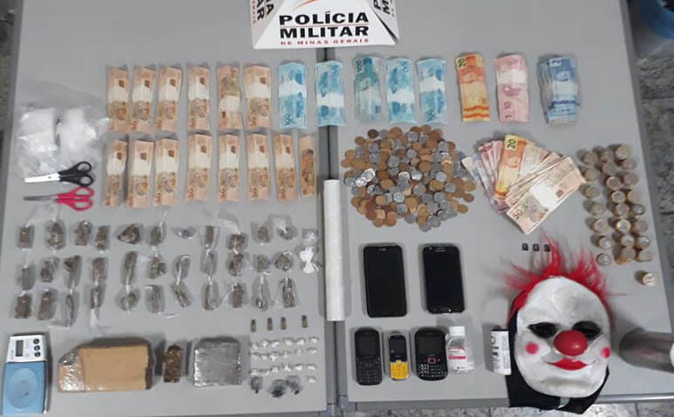 Foto: PMMG - Eles mantinham no local maconha, cocaÃ­na, crack, materiais de dolagem e atÃ© uma mÃ¡scara de palhaÃ§o