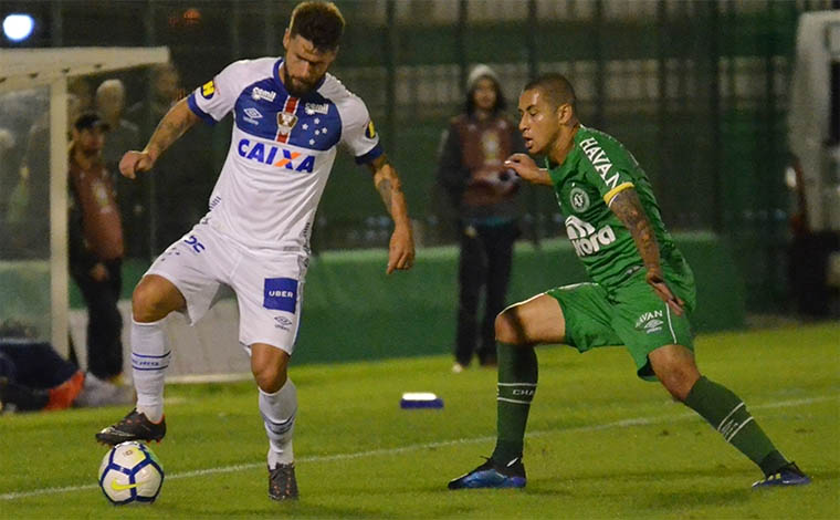 Com apagão, erro do juiz e apresentação pífia, Cruzeiro perde para a Chapecoense 