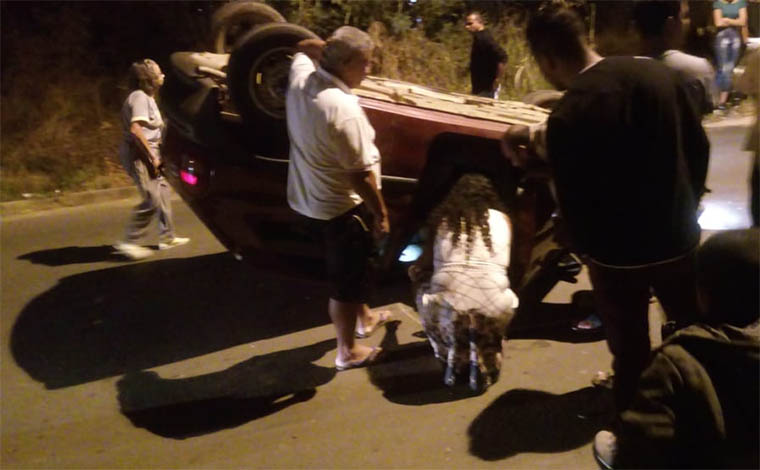 Carro capota e motorista sai ileso em acidente no Bairro das Indústrias