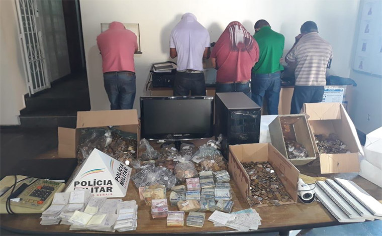 Foto: PMMG - Policiais apreenderam R$ 15 mil em dinheiro proveniente de apostas com os suspeitos que atuavam na regiÃ£o central da cidade