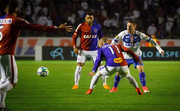 Cruzeiro volta a atuar mal e cede empate ao Paraná jogando no Sul do país