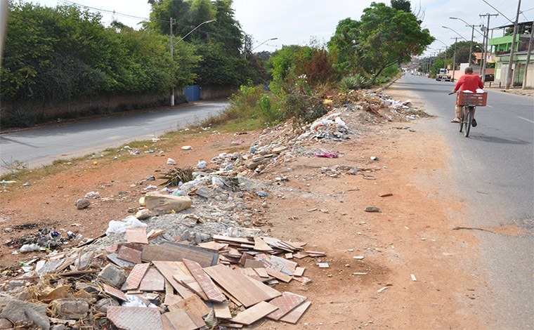 Prefeitura alerta sobre riscos de jogar entulho e lixo em locais públicos