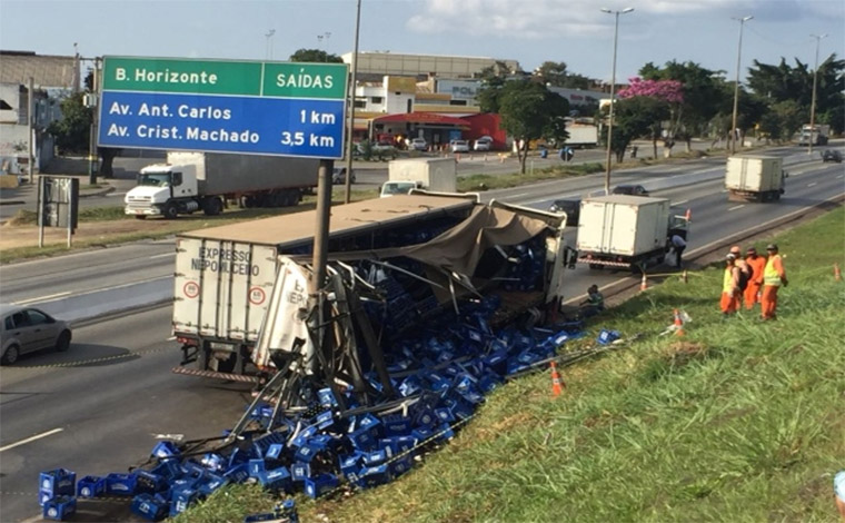 Foto: Fred Magno/ O Tempo - Cerca de 200 caixas de cerveja ficaram espalhadas pela pista no sentido VitÃ³ria, causando uma grande retenÃ§Ã£o na rodovia