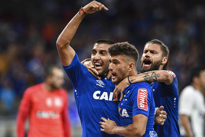 Cruzeiro despacha Corinthians em partida eletrizante