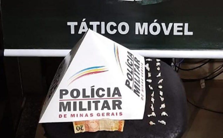 Foto: DivulgaÃ§Ã£o/PMMG - A apreensÃ£o aconteceu apÃ³s, os militares receberem uma denÃºncia de que os adolescentes identificados como E.P.S. e M.V.A.S. estariam vendendo drogas na regiÃ£o