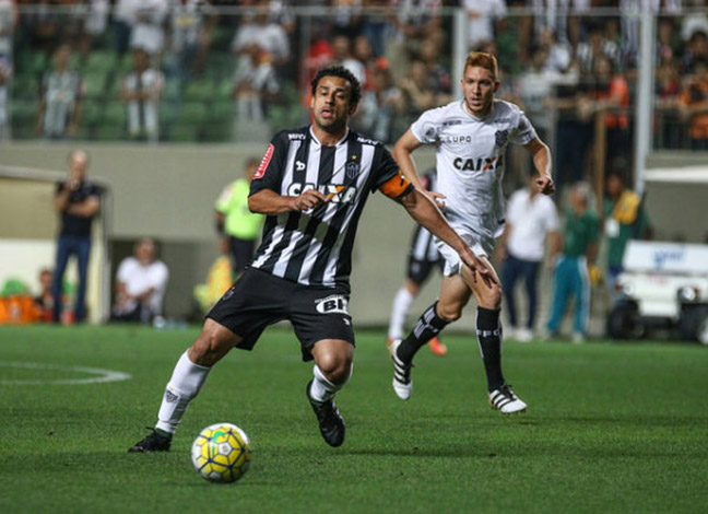 Galo goleia Figueirense e segue na briga pelo título