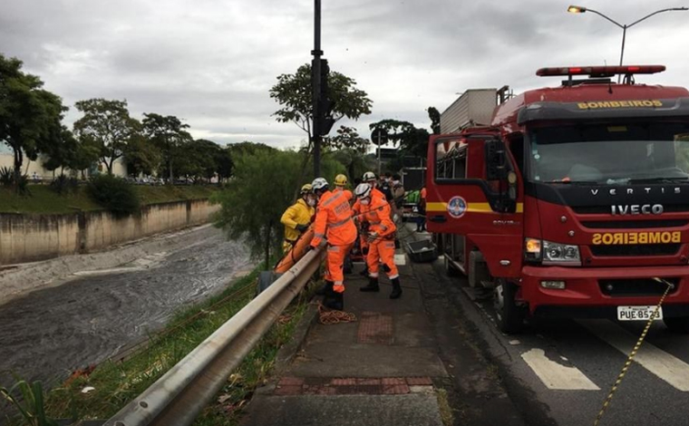 Corpo de mulher é encontrado sem a cabeça e sem os braços no Rio Arrudas