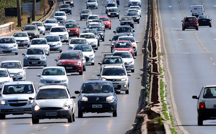 Por decisão do TRF, farol aceso em rodovias volta a valer em todo o país