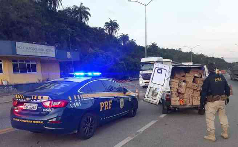 Foto: DivulgaÃ§Ã£o/PRF - Os agentes da PRF tambÃ©m constataram que a placa de um dos veÃ­culos era clonada, e que ele havia sido roubado, hÃ¡ 8 dias