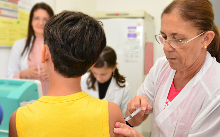 Secretaria de Saúde alerta população masculina sobre vacinação contra HPV