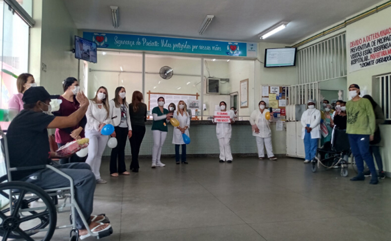 Emoção marca alta de paciente do Rio de Janeiro internado com Covid-19 no Hospital Municipal