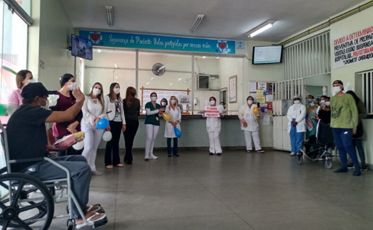 Foto: DivulgaÃ§Ã£o/Ascom PMSL - O paciente Marconi Soares, de 49 anos de idade, morador do Rio de Janeiro, teve alta apÃ³s 31 dias em tratamento contra a Covid-19