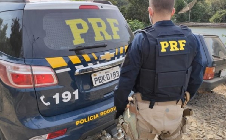 Foto: DivulgaÃ§Ã£o/PRF - Segundo a PRF, o menino conduzia o automÃ³vel pela rodovia, quando foi abordado pelos policiais na altura do km 658. Ao lado da crianÃ§a, estava o seu pai, um homem de 40 anos