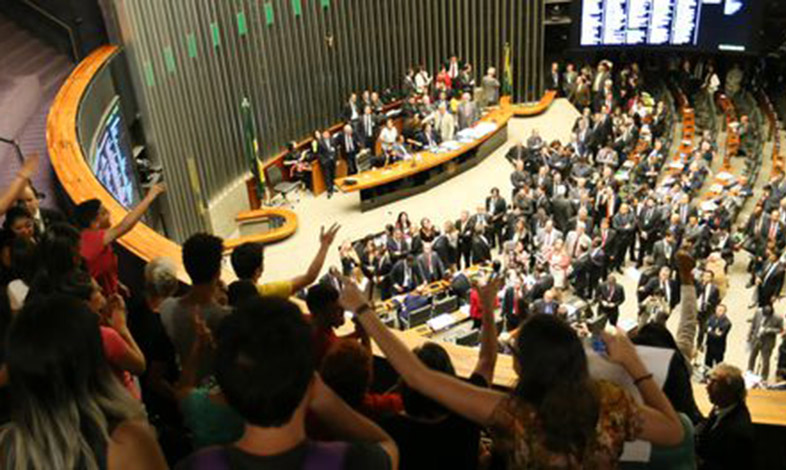 Câmara aprova em 2º turno PEC que limita gastos públicos por 20 anos