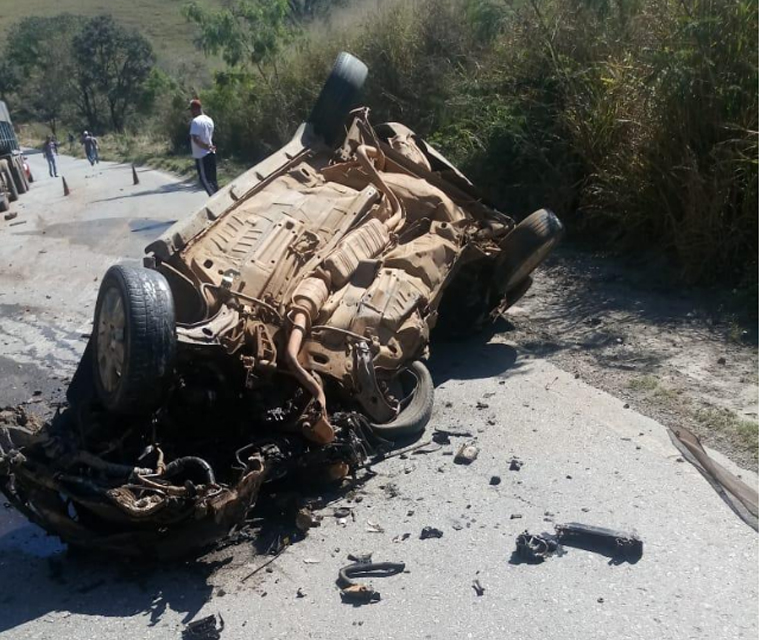 Colisão frontal entre carro e carreta deixa vítima fatal na rodovia MG-424