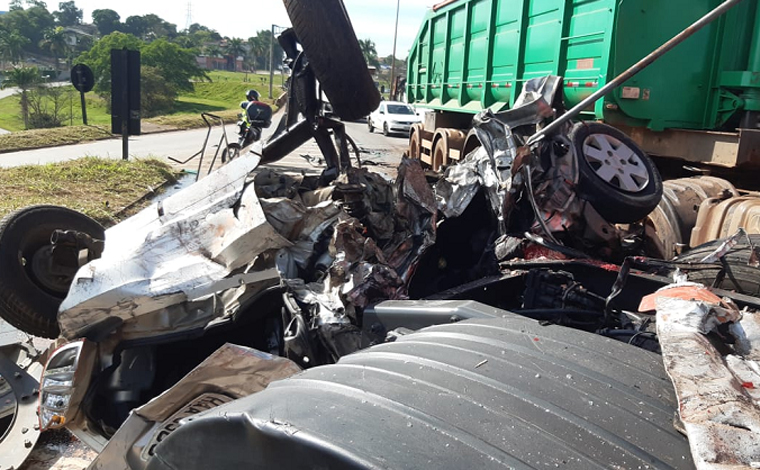 Engavetamento de cinco carros e colisão entre ônibus e carreta faz 3 vítimas fatais na BR-381