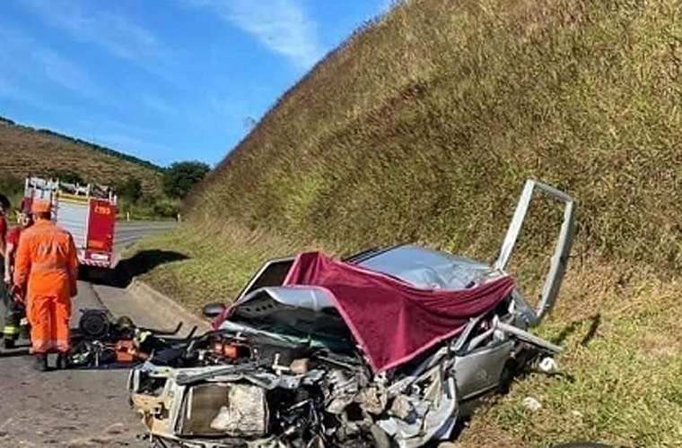 Três pessoas morrem em um grave acidente entre um carro e um ônibus na BR-116