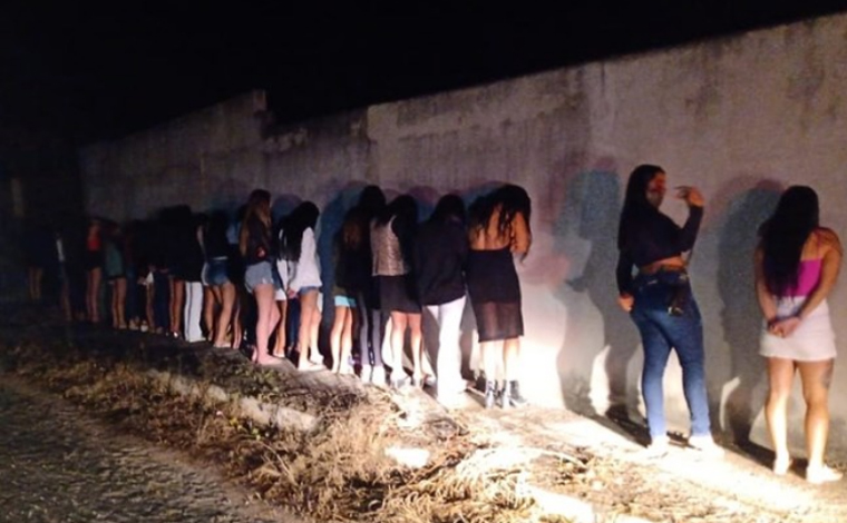 Baile funk com 60 jovens, drogas e armas termina com dois presos em condomínio de Esmeraldas