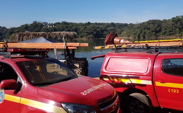 Bombeiros procuram jovem que desapareceu após lancha afundar na lagoa Várzea das Flores