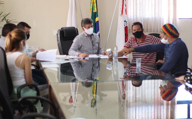 Foto: Ascom PMSL -  Antes de assinar o documento apresentado pelos artistas, porÃ©m, o prefeito DuÃ­lio de Castro solicitou um parecer da Procuradoria Geral do MunicÃ­pio, para estudar a legalidade do projeto 