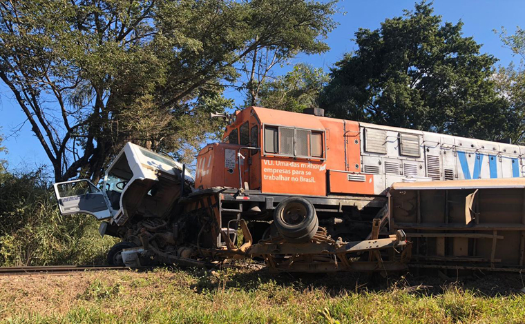 Trem colide com caminhão de carga e parte veículo ao meio em Sete Lagoas