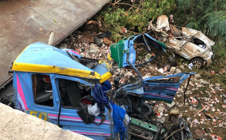 Homem morre após carreta carregada com cerveja atingir carro e cair em ribanceira