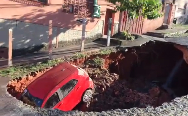 Carro é engolido por cratera de 20 metros após rompimento de adutora 