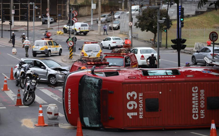 Ambulância do Corpo de Bombeiros capota e deixa três bombeiros feridos 