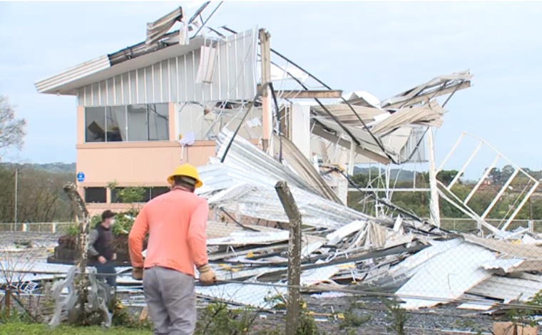 Foto: ReproduÃ§Ã£o/TV Globo - A Marinha informou que atÃ© a noite desta quarta-feira (1Âº), os efeitos do ciclone bomba poderÃ£o atingir outros Estados do Brasil, alÃ©m da regiÃ£o Sul do paÃ­s