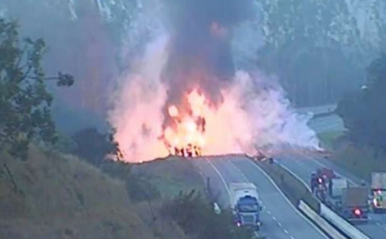 Foto: ReproduÃ§Ã£o - A explosÃ£o aconteceu na BR-381, na altura do km 707, na cidade de Nepomuceno, no Sul de Minas. De acordo com a empresa Arteris, que administra a via, no trecho da FernÃ£o Dias, o acidente aconteceu por volta das 6h40 da manhÃ£