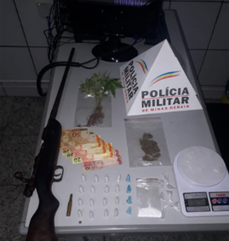 PM prende autores por tráfico de drogas e apreende um fuzil no bairro Quintas da Varginha