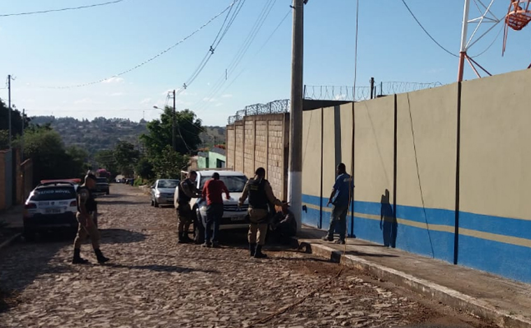 Foto: DivulgaÃ§Ã£o/PMMG - Um caminhÃ£o Muck tambÃ©m foi utilizado para a prÃ¡tica do delito, porÃ©m quando os militares chegaram ao local o veÃ­culo jÃ¡ teria fugido com aproximadamente cinco antenas