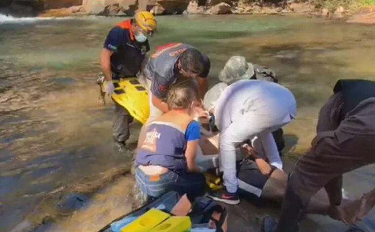 Após desobedecer decreto municipal homem caí de cachoeira em Brumadinho 