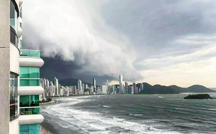 Foto: ReproduÃ§Ã£o - O ciclone extratropical Ã© comum nesta Ã©poca do ano, porÃ©m o que atingiu a regiÃ£o sul foi chamado de âbombaâ, por apresentar uma rÃ¡pida queda de pressÃ£o no centro do ciclone, algo que nÃ£o Ã© tÃ£o comum assim