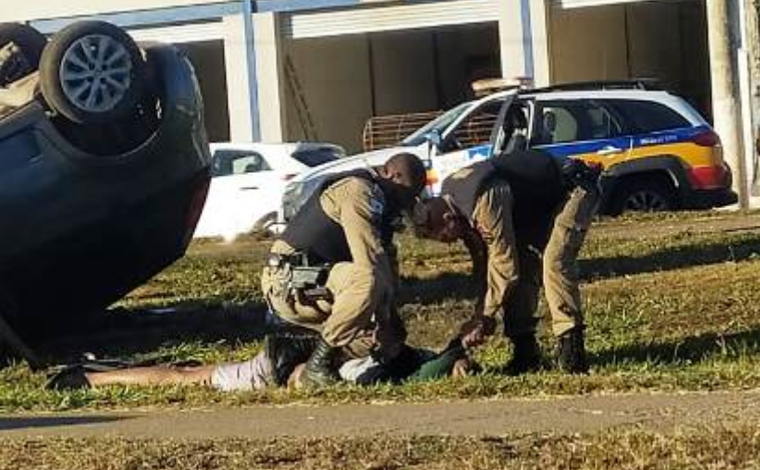 Foto: ReproduÃ§Ã£o - No momento do capotamento, um dos suspeitos foi preso na sequÃªncia pela PolÃ­cia Militar (PM), jÃ¡ o outro ocupante do veÃ­culo tentou escapar por ruas vizinhas