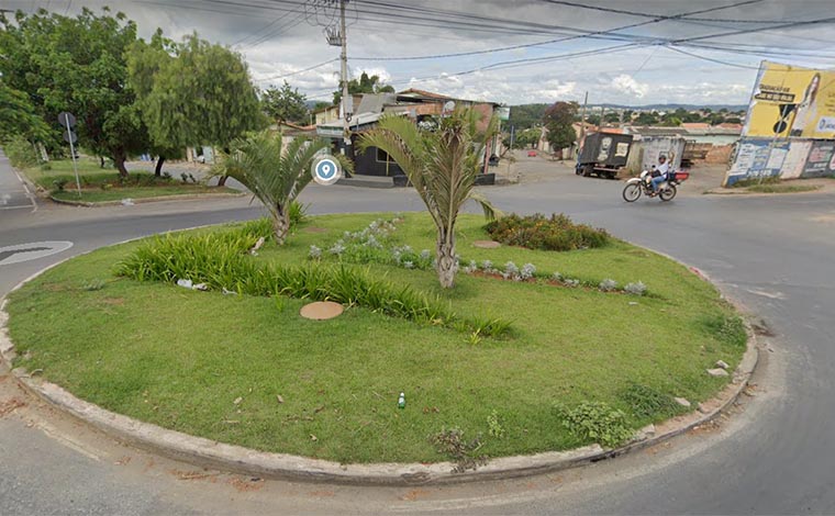 Foto: Street View - ApÃ³s atingir o meio fio da rotatÃ³ria, com o impacto, o motociclista foi lanÃ§ado ao chÃ£o e morreu ainda no local