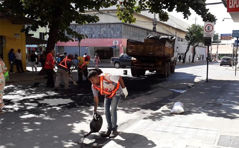 Foto: Ascom/PMSL - Cronograma definido pela Sec. Municipal de Obras, TrÃ¢nsito e SeguranÃ§a foi iniciado em agosto de 2019 e, no primeiro momento, priorizou ruas e avenidas que recebem um grande fluxo de veÃ­culos e tambÃ©m sÃ£o rotas do transporte coletivo