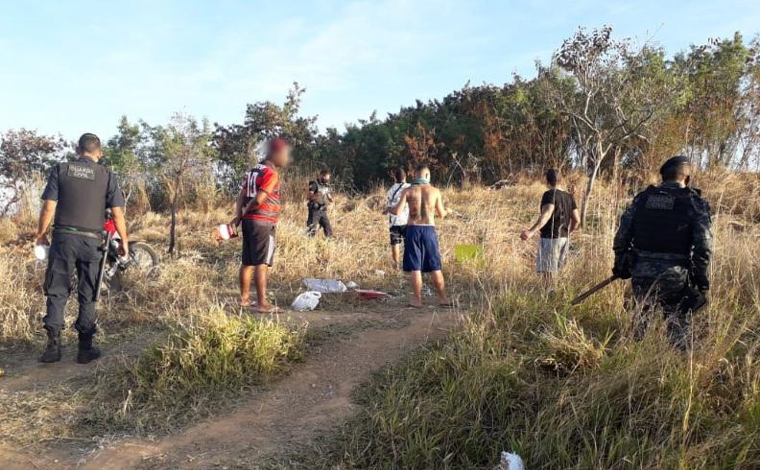 Foto: DivulgaÃ§Ã£o/GCM - ApÃ³s o recolhimento do material, os responsÃ¡veis sÃ£o identificados, notificados, os materiais catalogados e, em seguida, incinerados