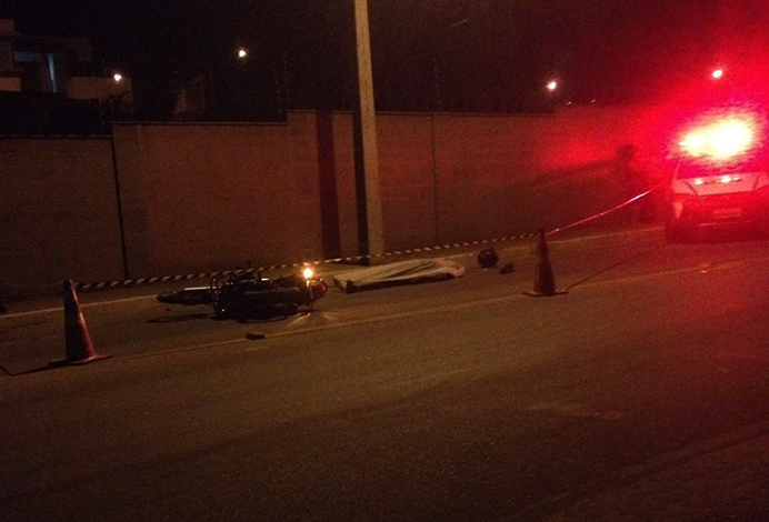 Homem morre ao perder o controle da moto e atingir poste de energia