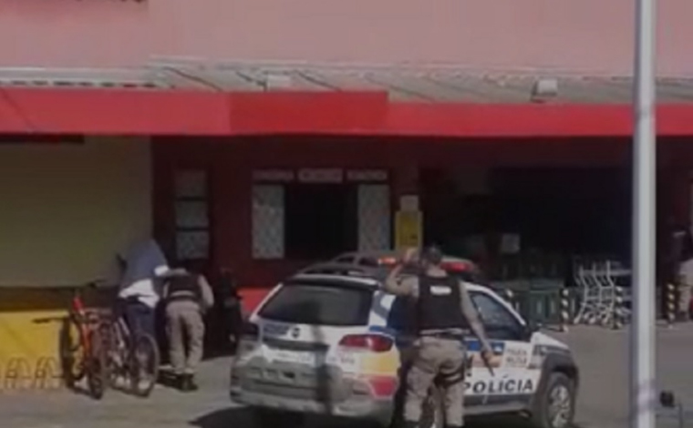 Dois homens são presos após tentarem assaltar supermercado em Caetanópolis; veja vídeo 