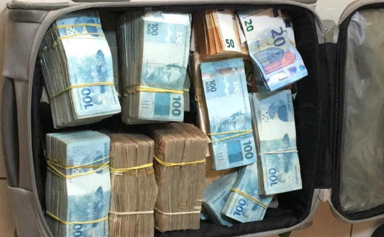 Cerca de R$ 1 milhão é encontrado dentro de mala em quintal durante operação em Patos de Minas