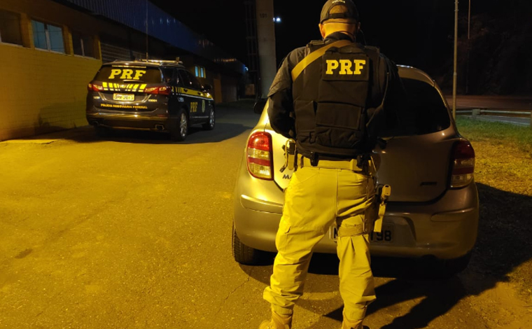 PRF prende autores por porte ilegal de arma de fogo e mandados de prisão em aberto na BR-040