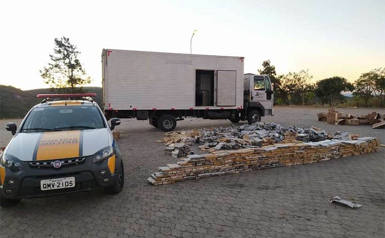 Foto: PolÃ­cia Militar RodoviÃ¡ria - A droga estava distribuÃ­da em 94 caixas lacradas, dentro do baÃº de um caminhÃ£o com placa da cidade de Aracaju. O motorista, de 42 anos, foi preso e encaminhado Ã  delegacia de Diamantina