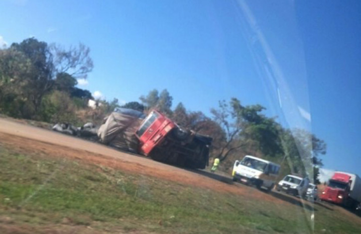 Carreta tomba e interdita o trânsito na BR 040 próximo ao Gauchão