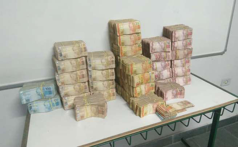 Homem é preso em flagrante ao transportar quase R$ 1 milhão em dinheiro no Sul de Minas