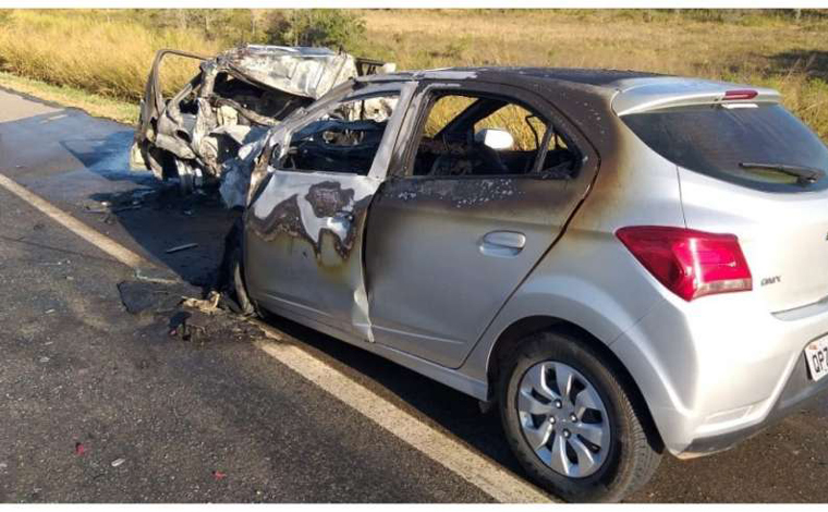 Foto: DivulgaÃ§Ã£o/CBMMG - O terceiro carro nÃ£o pegou fogo. Nele estavam trÃªs pessoas que tiveram lesÃµes leves. Duas delas, uma mulher e uma crianÃ§a. As identidades das vÃ­timas, assim como a causa da batida, nÃ£o foram informadas