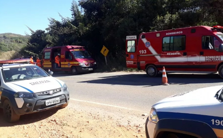 Grave acidente na MG-10 faz uma vítima fatal e deixa quatro pessoas feridas